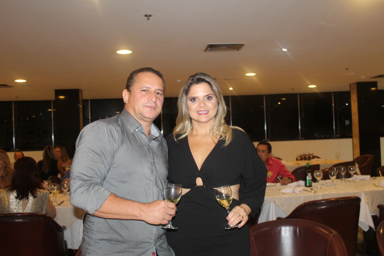 A Empresária Maryanne Pacheco ao lado do esposo Harlan Barcelar em recente jantar na Capital.